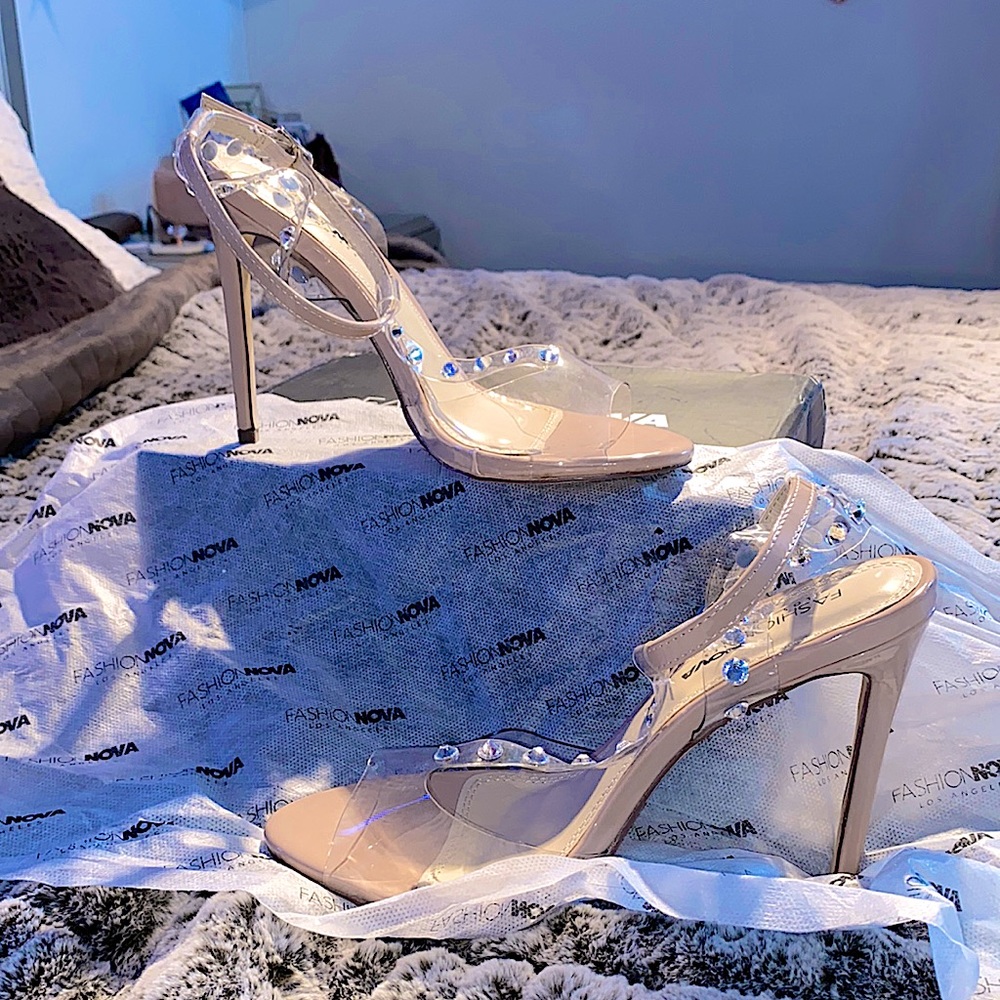 FASHINNOVA Evey pumps.